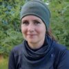 Naisten metsänvihreä merinovillapanta, tummanharmaa tuubikauluri. Lähikuva naisesta edestä.