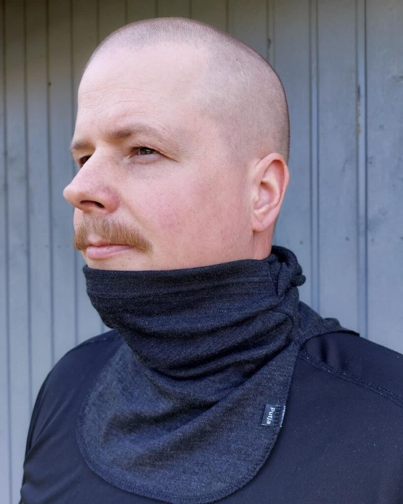 Miesten tumman harmaa merinovilla kypärähuppu.