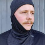 Aikuisten tummanharmaa merino kypärämyssy kasvosuojalla