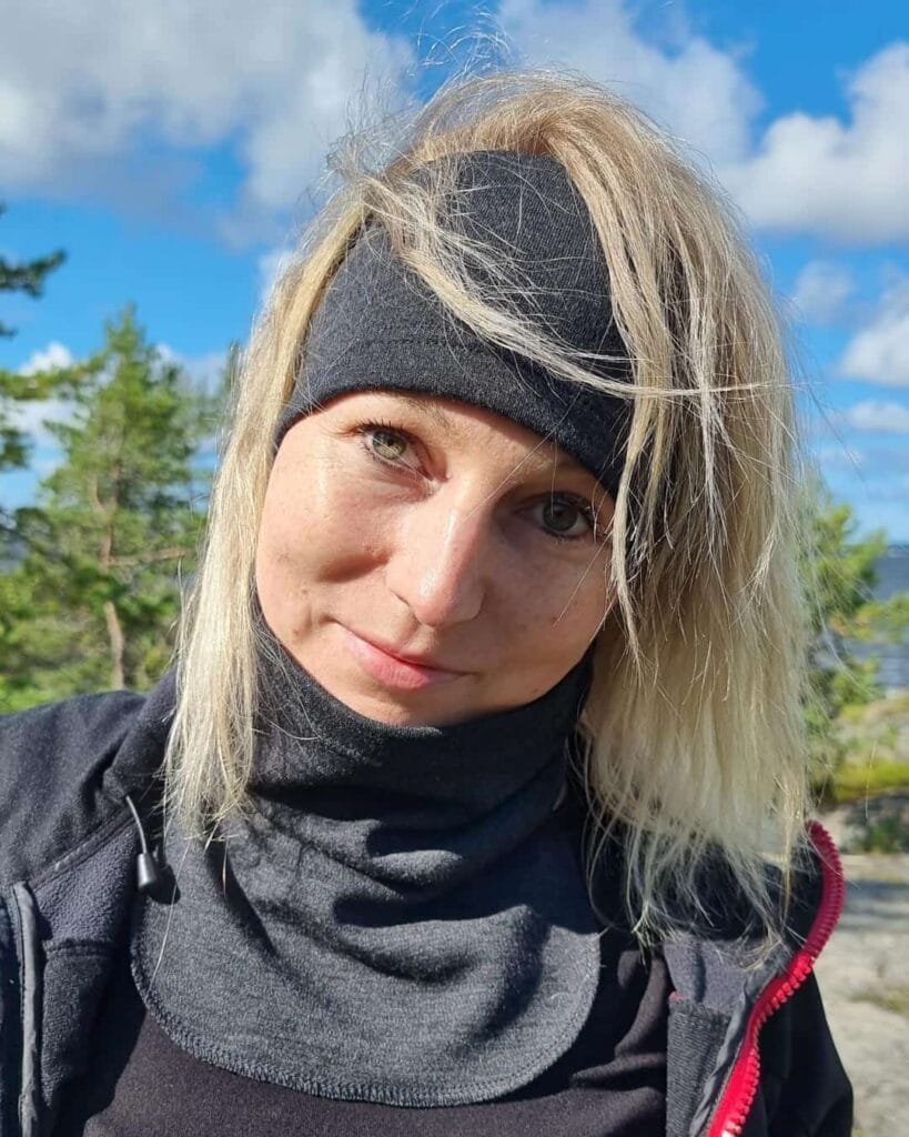 Naisten tummanharmaa merinovillapanta ja -tuubikauluri. Lähikuva vaaleahiuksisesta naisesta.