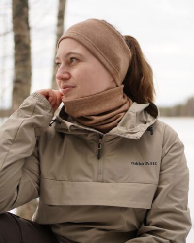 Kinuskin ruskea merino tuubihuivi.