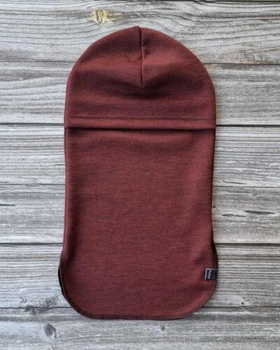 Lasten tumman punainen merinovilla kypärähuppu.