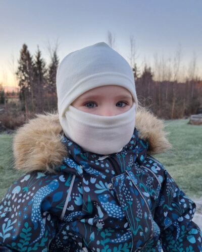Lasten luonnon valkoinen merinovilla kypärähuppu eli balaclava.
