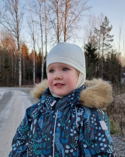 Lasten luonnon valkoinen merinovilla kypärähuppu eli balaclava.