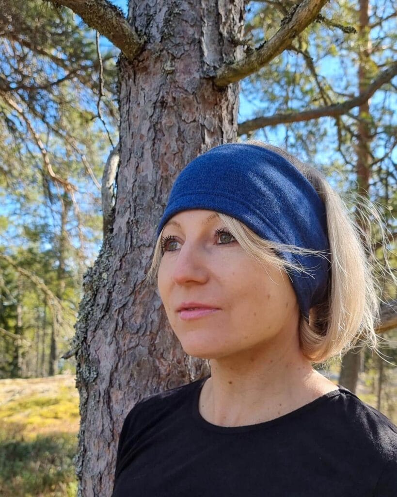 Naisten (farkun) sininen merinovillapanta. Vaaleahiuksisella naisella, sivukuva läheltä.
