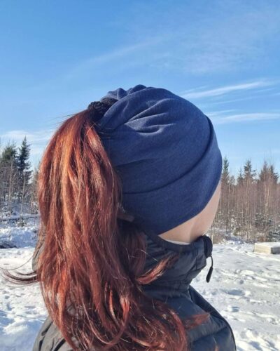 Naisten ponnaripipo sininen, merinovillaa.