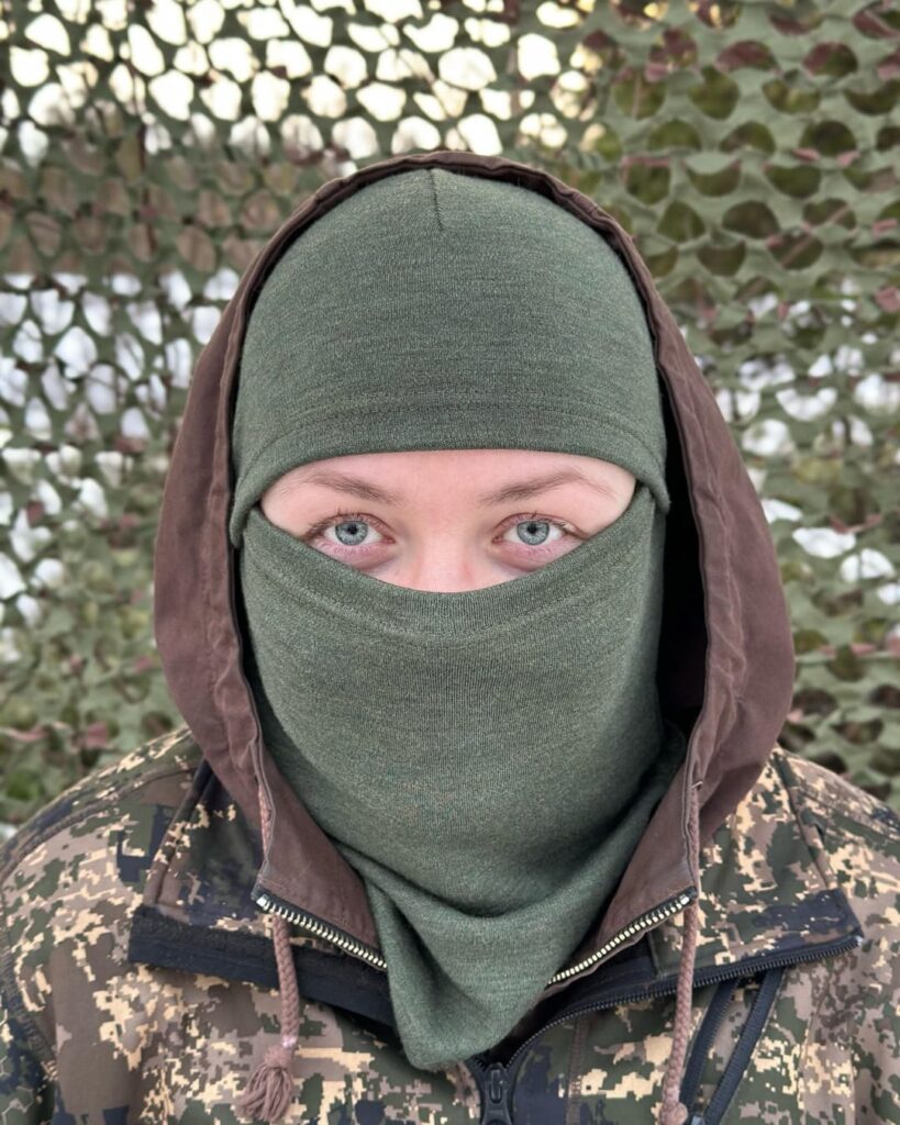 Aikuisten metsänvihreä merino kypärähuppu.