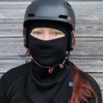 Aikuisten musta merino kypärämyssy kasvosuojalla