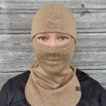 Aikuisten kinuskinruskea merino kypärämyssy kasvosuojalla