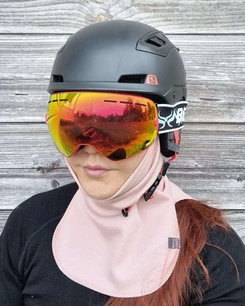 Naisten vaaleanpunainen merino kypärähuppu lasketteluun.