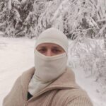 Aikuisten luonnonvalkoinen merino kypärämyssy kasvosuojalla