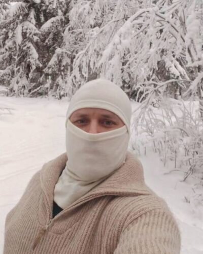 Aikuisten luonnonvalkoinen merino kypärämyssy kasvosuojalla