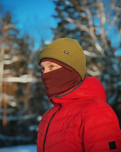 Tumman punainen merino kypärämyssy aikuiselle.