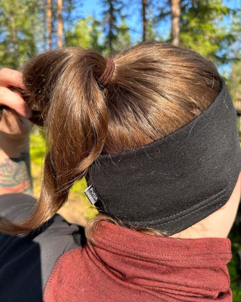Naisten musta merinovillapanta. Lähikuva takaa naisen päässä.