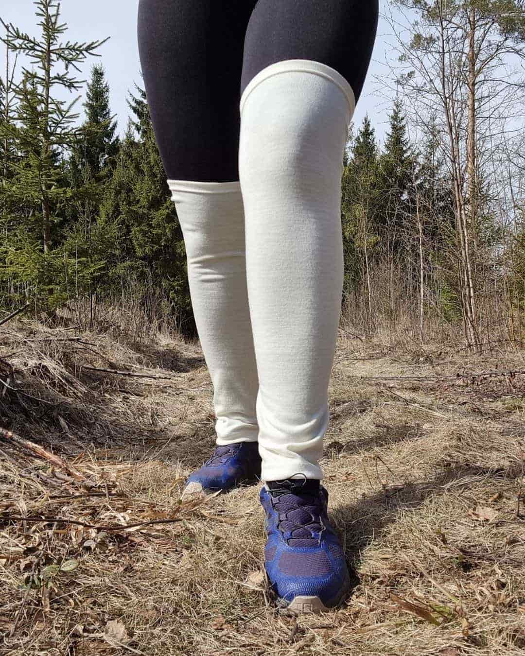 Luonnonvalkoiset merinovilla säärystimet.