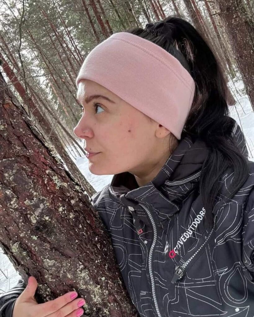 Naisten vaaleanpunainen merinovillapanta, tummahiuksisella naisella.