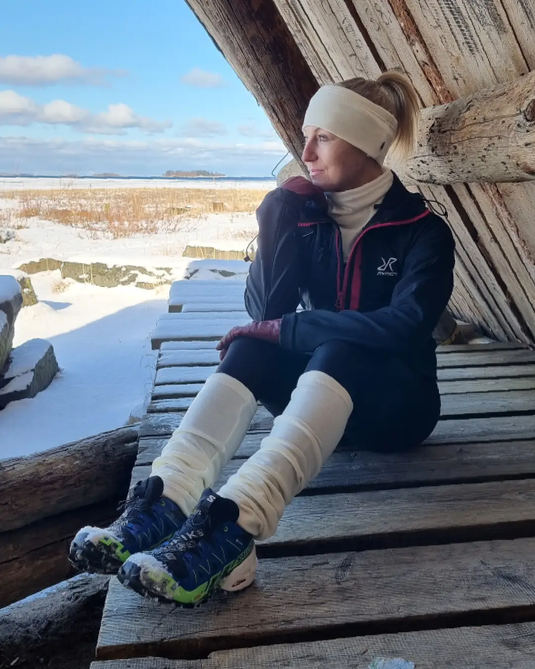 Naisten merinovilla asusteet: säärystimet, panta, tuubihuivi.