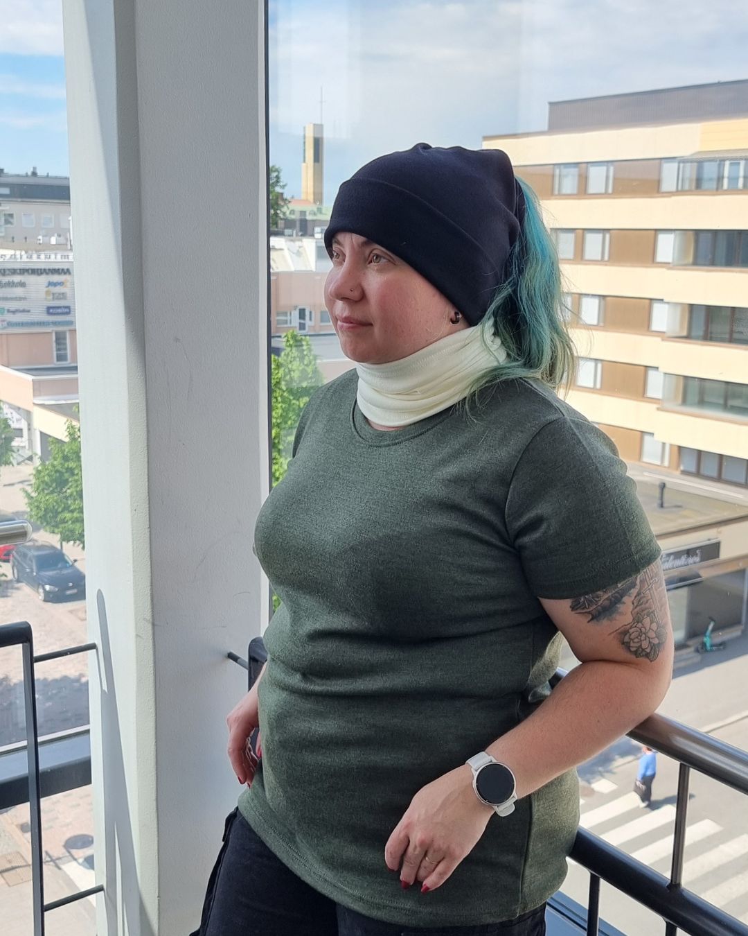 Naisten metsänvihreä merinovilla t-paita, vihreähiuksisella naisella rappukäytävässä.