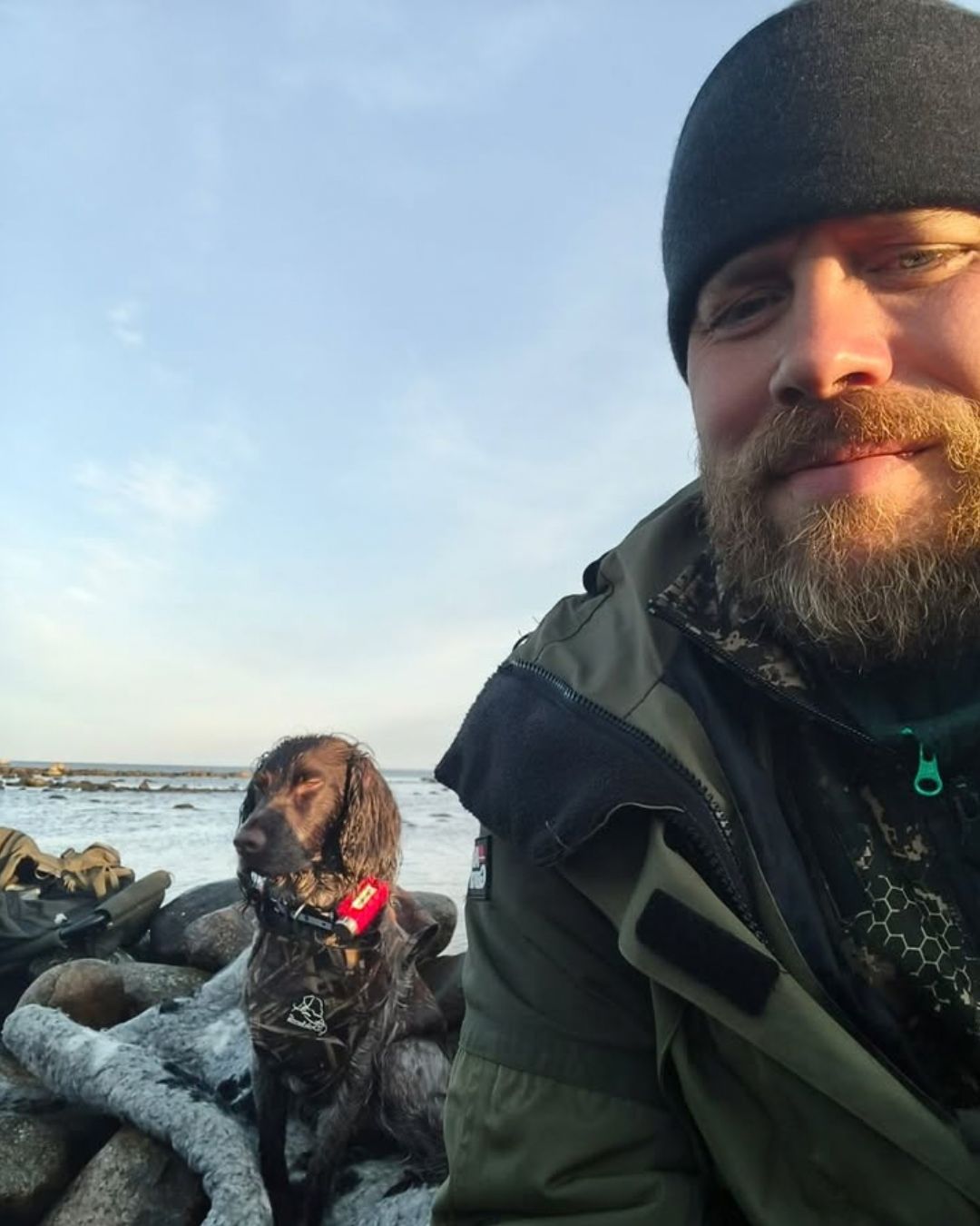 Miesten tummanharmaa merinovillapipo metsästäjän päässä. Lähikuva edestä.