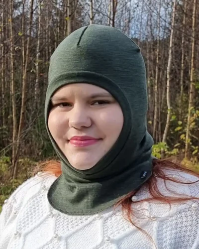 Aikuisten metsänvihreä merinovilla kypärämyssy. Naisen päässä. Lähikuva edestä.