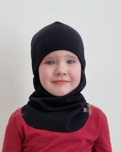 Lasten musta merinokypärämyssy kasvosuojalla (kommandopipo) pienen tytön päässä. Lähikuva edestä.