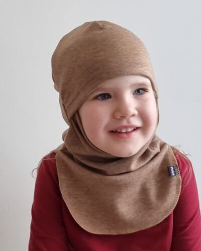 Lasten kinuskinruskea merinokypärämyssy kasvosuojalla (kommandopipo) pienen tytön päässä. Lähikuva edestä.
