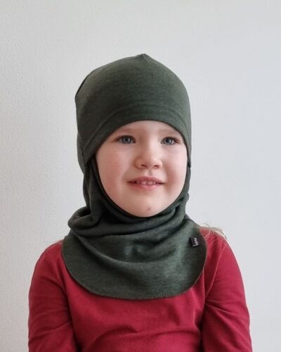 Lasten metsänvihreä merinokypärämyssy kasvosuojalla (kommandopipo) pienen tytön päässä. Lähikuva edestä.