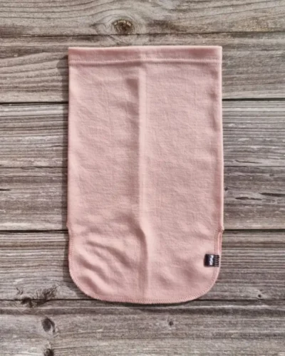 Lasten vaaleanpunainen merinovilla tuubikauluri. Tasokuva, jossa logo näkyvissä.