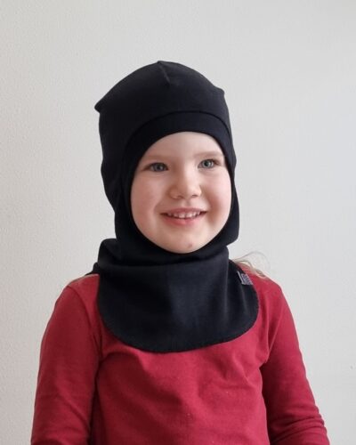 Lasten musta merinovillakypärämyssy. Lähikuva edestä kypärämyssy pienen tytön päässä.