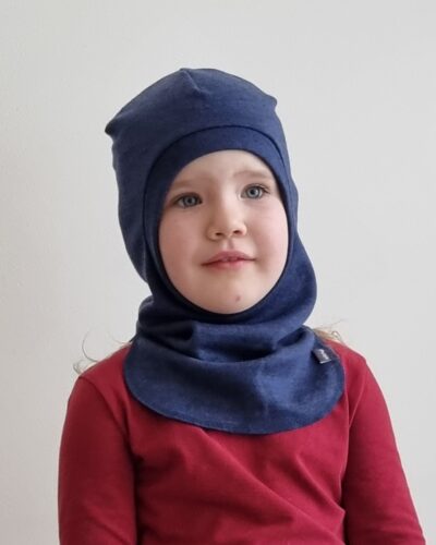 Lasten farkunsininen merinovillakypärämyssy. Lähikuva edestä kypärämyssy pienen tytön päässä.