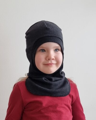 Lasten tummanharmaa merinovillakypärämyssy. Lähikuva edestäpäin pienestä tytöstä, jolla kypärämyssy päässään.