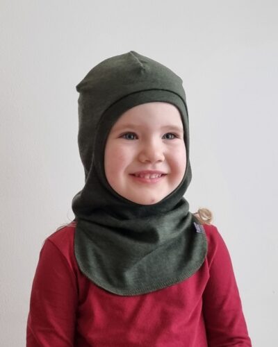 Lasten metsänvihreä merinovillakypärämyssy. Lähikuva edestäpäin pienestä tytöstä, jolla kypärämyssy päässään.