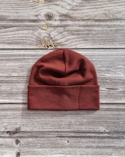 Lasten rubiininpunainen merinovillapipo. Tasokuva edestä.
